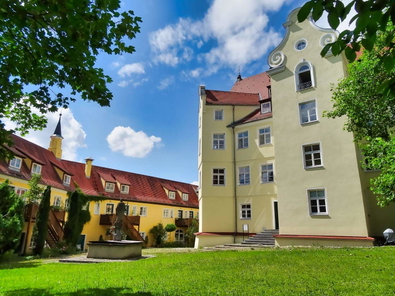 Haupt- und Nebengebäude