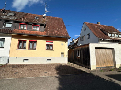 Strassenansicht mit Garage