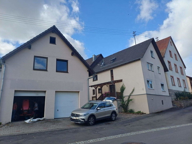 Großes Einfamilienhaus mit Nebengebäude