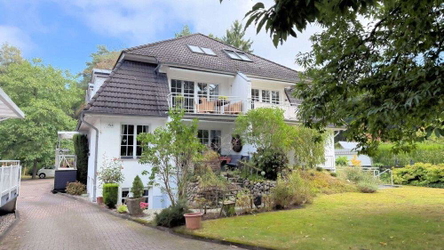 Hausansicht und Terrasse