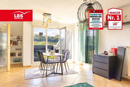 Wohnzimmer mit Zugang zur Dachterrasse
