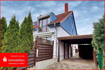 Straßenansicht mit Carport