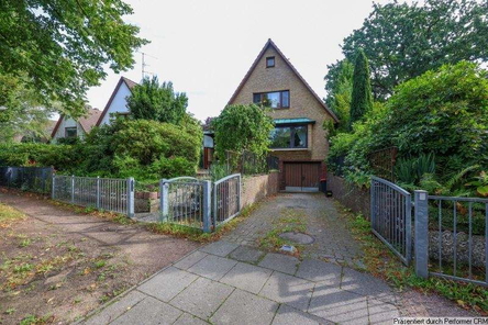 1 Hausansicht mit Einfahrt