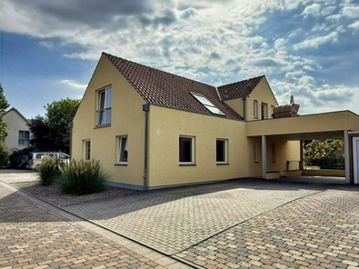 Hausansicht und Carport, Eingang Erdgeschoss