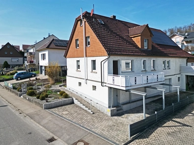 Hausansicht mit Balkon: Balkon