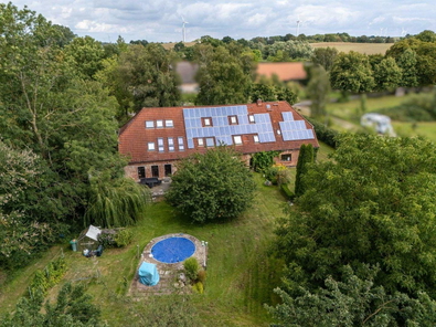 Ansicht Garten mit Pool