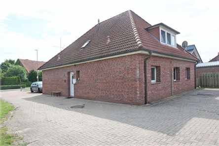 Haus vorne: Seitenansicht mit Hauseingang