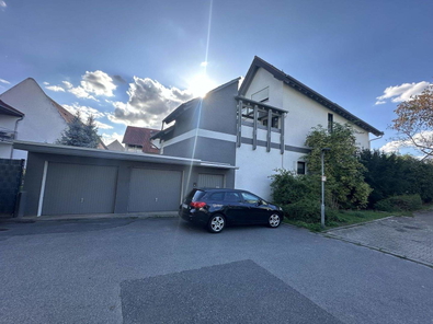 Hausansicht_Eingang Wohnung OG + Garage