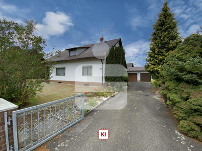 Haus mit Zufahrt - KI generiert