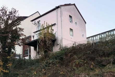 Rückseite mit Balkon