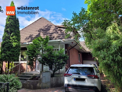 Hausseitenansicht mit Auffahrt und Garage