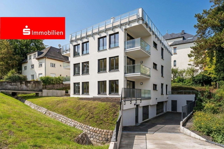Hausansicht mit Tiefgaragenzufahrt