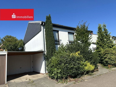 Einfamilienhaus, zweigeschossig, mit Carport u. Garage in verkehrsberuhigter guter Lage