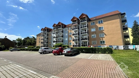 Hausansicht und PKW Stellplätz
