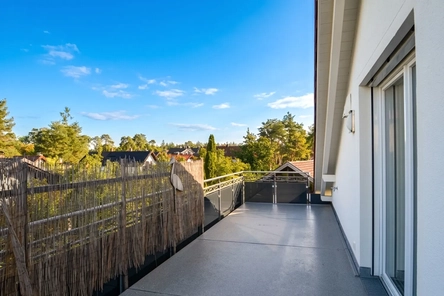 Weitläufige Dachterrasse - KI-