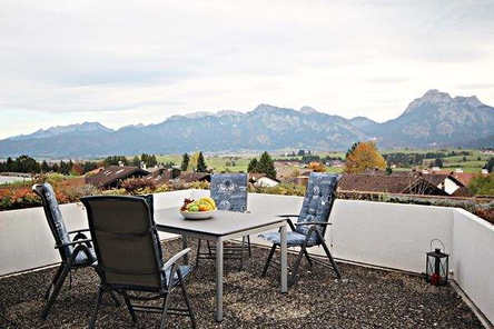Große Panoramaterrasse mit unverbaubarem Blick auf Berge, Schlösser und See