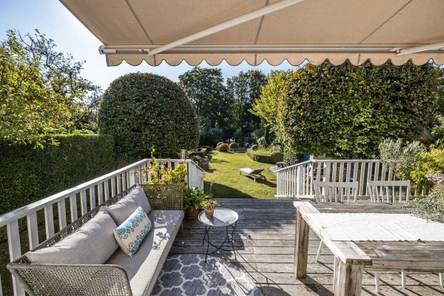 Terrasse mit Blick zum Garten
