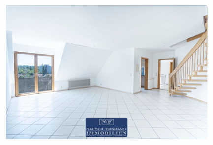 Geräumiger Wohn-Essbereich mit Zugang zum Balkon in der unteren Ebene