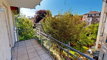 Auf dem Größeren der beiden Balkone haben Sie fast den ganzen Tag Sonne