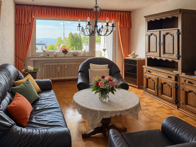 Wohnzimmer mit Zugang zum Balkon