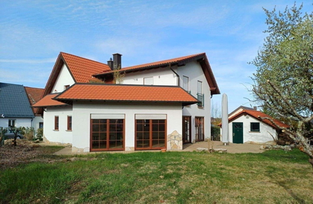 Rückseite mit Terrasse und Gartenhaus