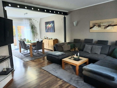 großer offener Wohn-Essbereich mit Balkon