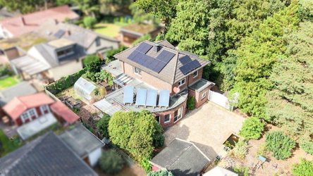 Dieses großzügige Einfamilienhaus in Hatten-Sandkrug verbindet eine besondere Lage direkt am Wald mit ca. 171,98 m² Wohnfläche, einem weitläufigen 1.337 m² großen Grundstück und einem sehr guten energetischen Standard. Das ursprünglich aus den 1930er-Jahr