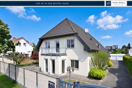 Hausansicht mit Einfahrt