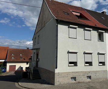 Einseitig angebautes Einfamilienhaus, Ansicht zum Haus