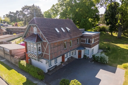 Hausansicht mit Stellplätzen