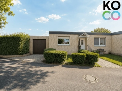 Frontansicht Bungalow und Gara