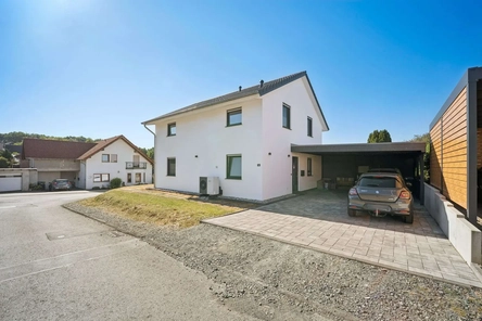 Frontansicht mit Carport