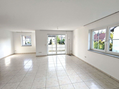 Blick durch das Wohnzimmer zum Balkon.jpg