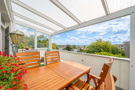 Balkon (Loggia / Wintergarten) mit Ausblick in den Park