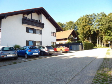 Zufahrt/Parkplatz
