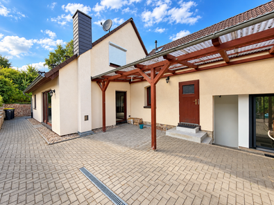 Gepflasterter Innenhof mit Überdachung