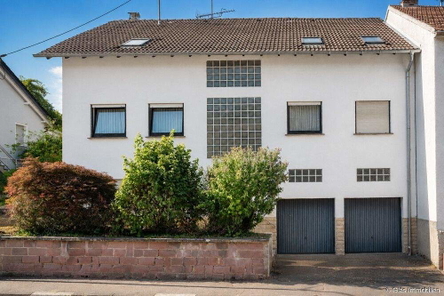 Großzügiges Ein- bis Zweifamilienhaus mit zwei Garagen