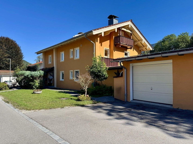 Außenansicht mit Garage
