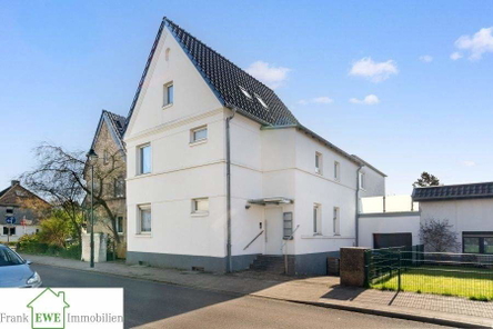 Hausansicht Vorderseite, Zweifamilienhaus mit Garage zum Kauf in Düsseldorf Hassels, Frank Ewe Immobilienmakler