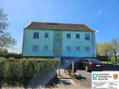 Hausansicht,Parkflächen.jpg