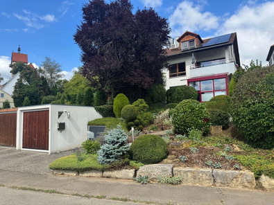Außenansicht mit Garage und Garten
