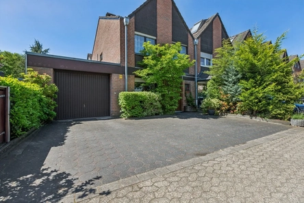 Die Garage mit Stellplätzen