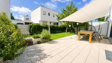 Schöner sonniger Garten mit SW Terrasse