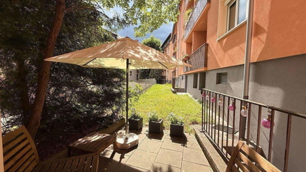 Sonniger Platz vor dem Wohnzimmer