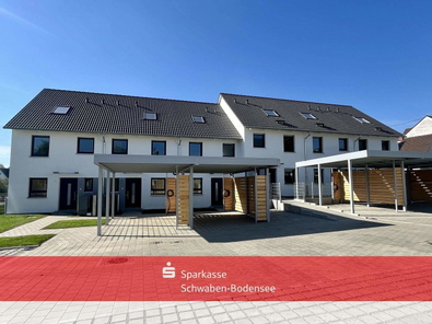 Hausansicht mit Carports