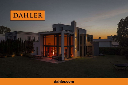 Gartenansicht in der Abenddämmerung