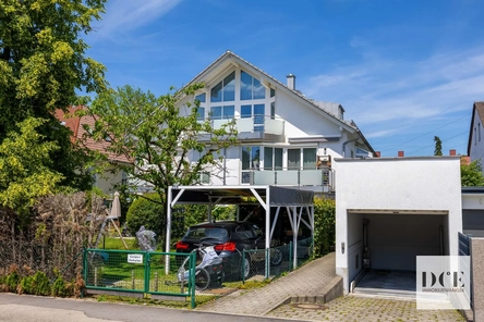 Außenansicht mit Parkplatz