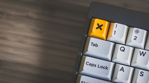 Eine Tastatur, in der ein Gelbes X hervorgehoben ist, um die Löschung der Auflassungsvormerkung zu verdeutlichen. 
