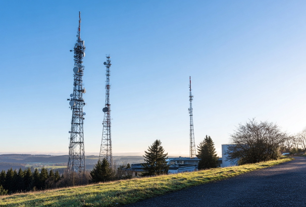 Ein Telekommunikationsmast in einer Landschaft.