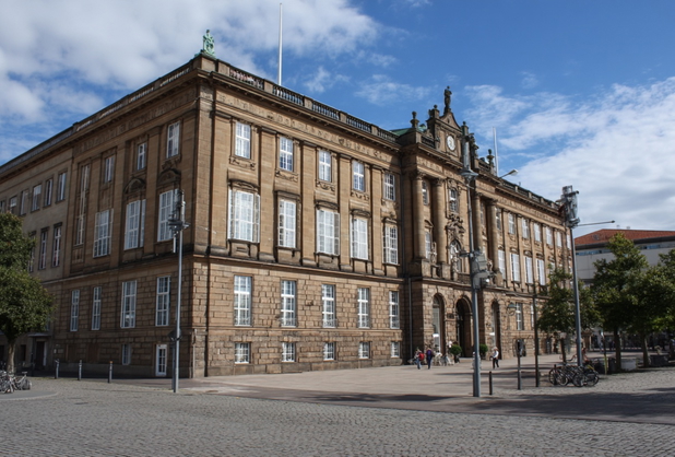 Ein Rathaus auf einem Stadtplatz.